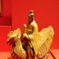 骑凤仙人 Figures et animaux ornementaux sur les tuiles du pavillon de l'Harmonie suprême - Immortel chevauchant le phénix