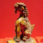 狮子 Figures et animaux ornementaux sur les tuiles du pavillon de l'Harmonie suprême - Lion (symbole du courage et de la majesté)
