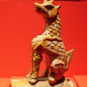 斗牛 Figures et animaux ornementaux sur les tuiles du pavillon de l'Harmonie suprême - Dou Niu (animal hybride capable de prévenir des calamités)
