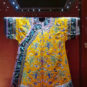 清 明黄色缎绣藤萝纹夹衬衣 Robe jaune en satin à motif de grappes brodé, dynastie Qing
