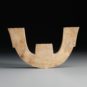 3.神人兽面纹玉三叉形器1 Couronne aux motifs de « masque » en forme de trident en jade