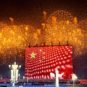 红旗映礼花 天安门广场-杨元惺 Feu d'artifice au-dessus du drapeau géant ©️Yang Yuanxing (Place Tian'anmen, Pékin)