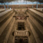 08 墓道上方土雕建筑全景 Vue globale des constructions sculptées en terre au-dessus du passage de la tombe