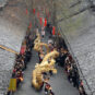 12.《龙跃古城贺新春》华小峰 摄￼ « La danse du dragon dans la vieille ville célèbre la Fête du printemps » Hua Xiaofeng