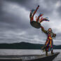 2在船头跳起萨满舞的赫哲人 Hezhe danse sur la proue du bateau