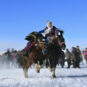 人文：赛里木湖冬季那达慕-姑娘追 Festival d’hiver de Naadam au lac Sayram – filles cavalières