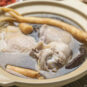 6伊春林区特色美食——人参石膏鸡肉汤 Spécialités de la région forestière de Yichun – Soupe de poulet au ginseng