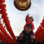 7.《大红灯笼高高挂》佟伟元 摄 « De grandes lanternes rouges suspendues en hauteur » Tong Weiyuan
