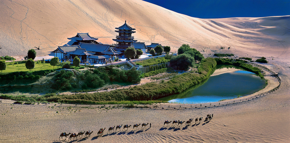 2 鸣沙山月牙泉景区（敦煌市）Site de la Source du croissant de lune de la montagne Mingsha (ville de Dunhuang)