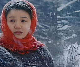 电影：两个裹红头巾的女人